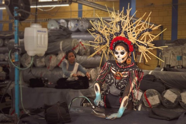 "Catrina Mano Azul": Un Homenaje a la Mujer Maquilera en Ajalpan, Puebla