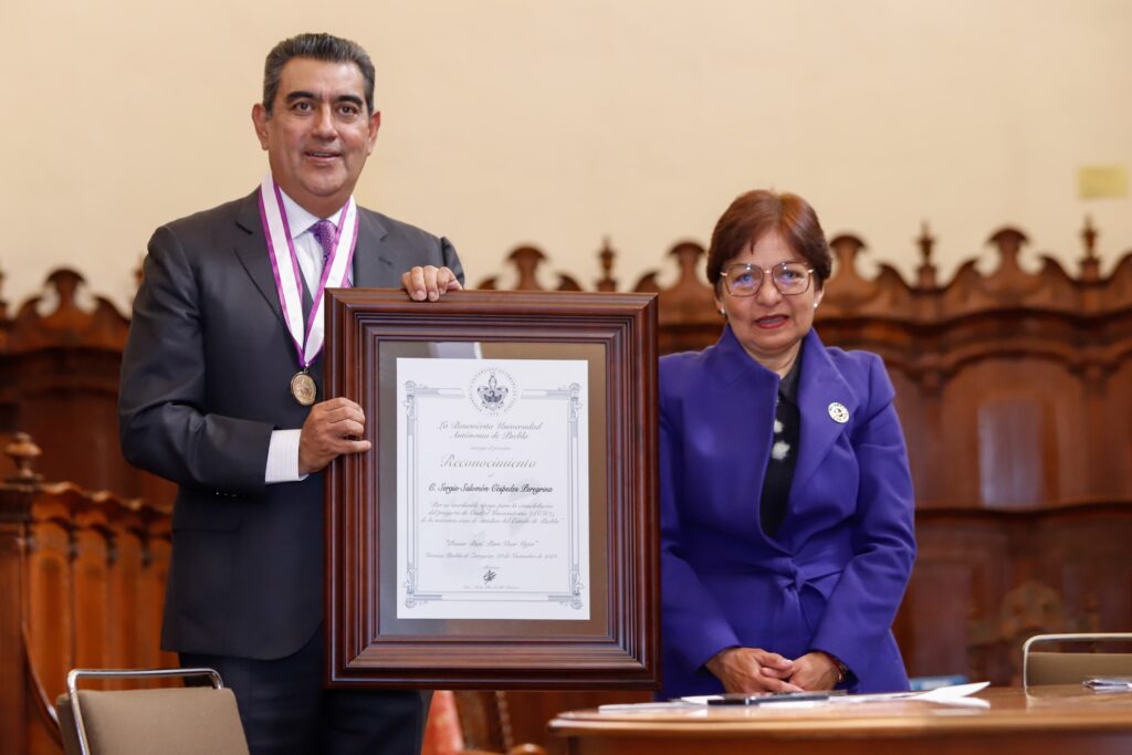 Sergio Salomón recibe medalla “Melchor de Covarrubias” por la BUAP