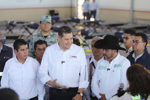 Alejandro Armenta recorre refugios temporales habilitados en Izúcar de Matamoros