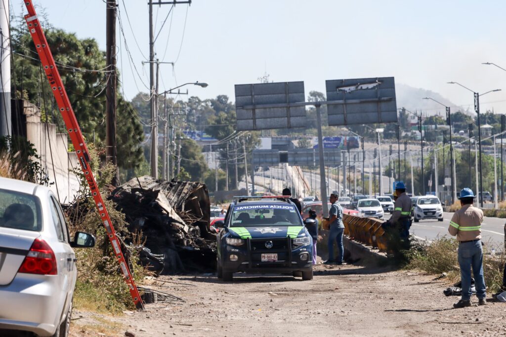 Se quema casa donde se almacenaba reciclaje a un costado del Periférico Ecológico; tardan 6 horas en sofocar