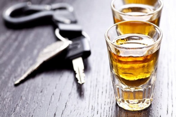 Consumo excesivo de alcohol causa enfermedades y accidentes viales