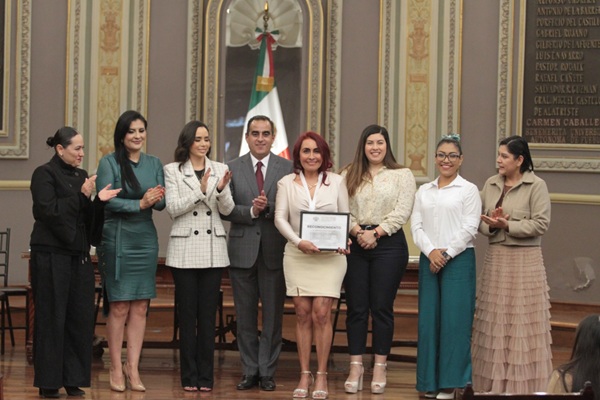 Entrega Congreso de Puebla Medalla “Ángeles Espinosa Yglesias”