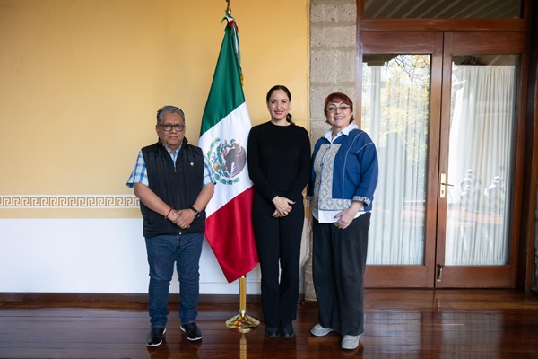 Fernanda Tapia Canovi es locutora de radio y conductora de televisión. Estudió en la Universidad Tecnológica de México.