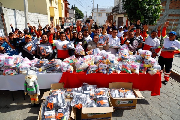 Gobierno de San Pedro Cholula entrega equipo y uniformes a trabajadores del Servicio de Limpia