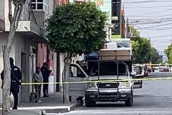 Localizan a un hombre sin vida al interior de su camioneta en Tehuacán