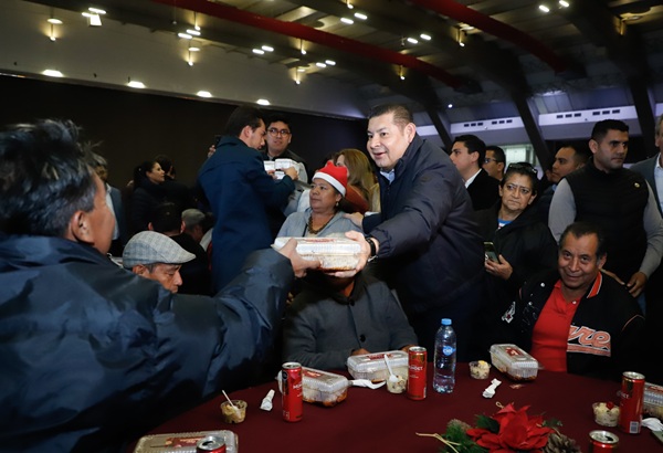 Miles de poblanas y poblanos conviven en armonía navideña con el gobernador Alejandro Armenta 