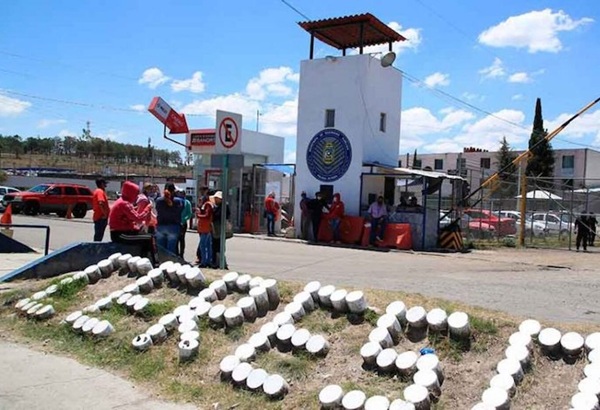 Propone Morena 12 años de cárcel a custodios que permitan ingreso y uso de celulares en penales de Puebla