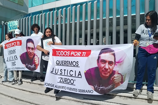 Protestan frente a FGE Puebla para exigir que no quede impune muerte de taxista Jorge Alberto Fuentes 