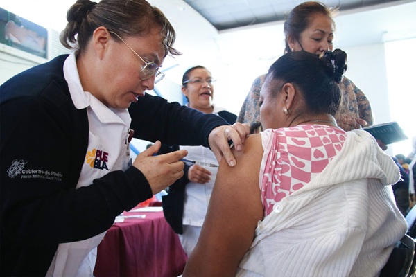 Salud Puebla convoca a vacunarse contra Influenza y COVID-19 en esta temporada invernal