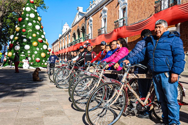 Taqueros de Tlaxcala reciben bicicletas por ganar récord Guinness