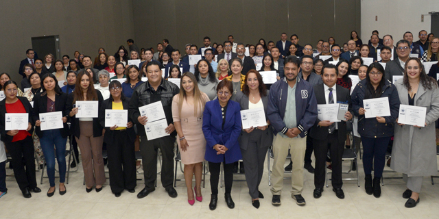 BUAP | Entrega Lilia Cedillo constancias de capacitación a personal administrativo