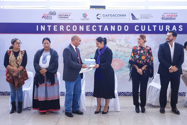 San Andrés Cholula devela muro turístico "Interconectando Cultura" en el Aeropuerto de Puebla