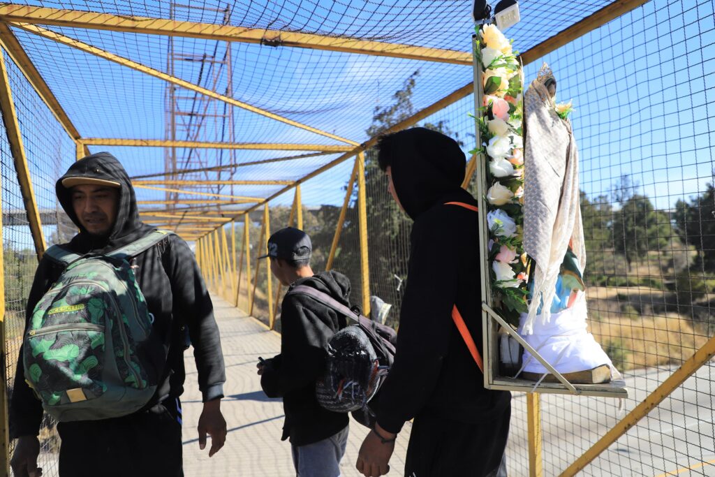 Peregrinos comienzan viaje hacía la Basílica de Guadalupe; abarrotan carreteras y caminos de Puebla