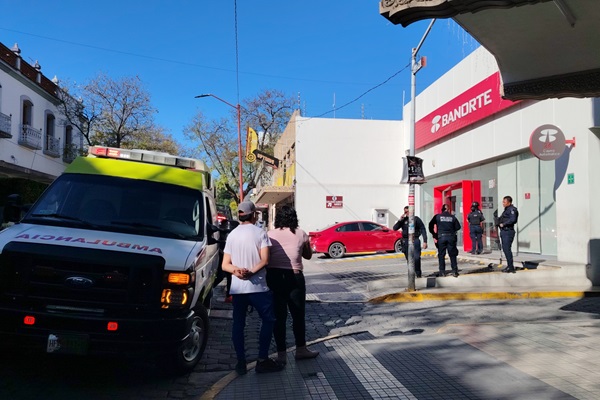 A punta de pistola, ladrones asaltan a cuentahabiente en Banorte del centro de Tehuacán, Puebla