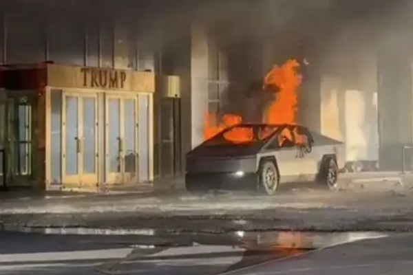 Camioneta Tesla explota frente al hotel de Trump en Las Vegas