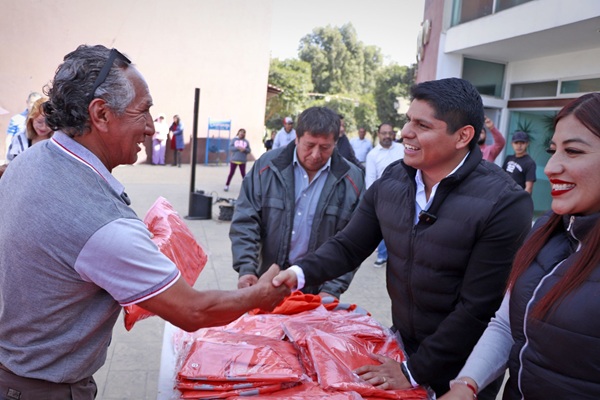 Entrega Omar Muñoz uniformes a personal de parques y jardines