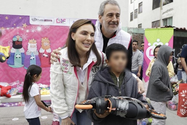 Entregan Pepe Chedraui y Marielise Budib juguetes a niñas y niños de la U.H. Villa Frontera