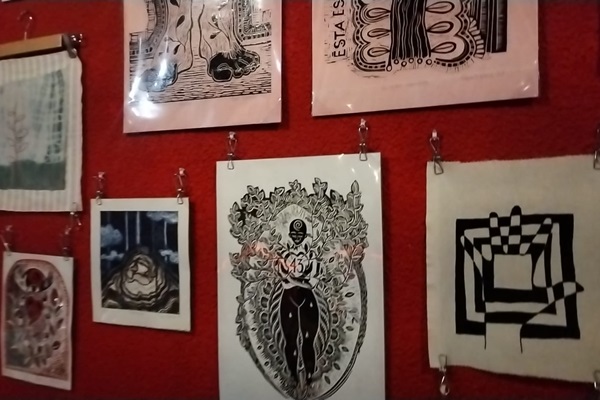 Exposición "Entre hilos y tinta" del Foro El Karuzo, rememora caso Ayotzinapa y al "Mijis"