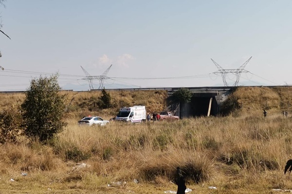 Hombre aparece colgado en torre de alta tensión, a un costado del Arco Norte, en Calpulalpan, Tlaxcala