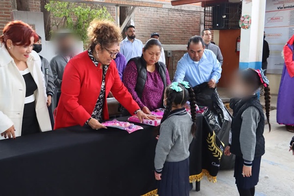 Presidenta del DIFde Cuautlancingo, Tere Alfaro, lleva sonrisas a los niños de la escuela Vicente Guerrero