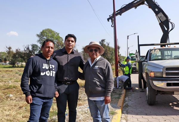 Supervisa Omar Muñoz la instalación de luminarias en Chautenco