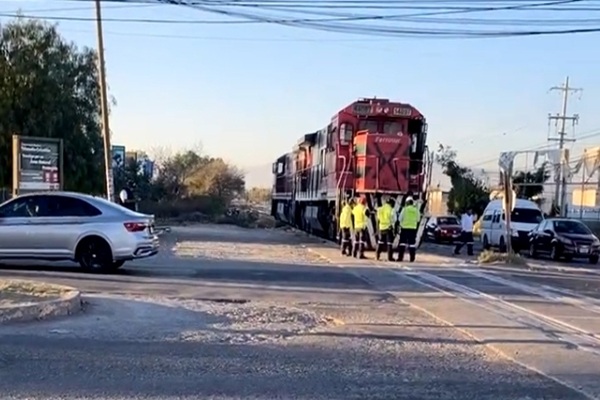 Tráiler choca contra tren en el boulevard Socorro Romero de Tehuacán