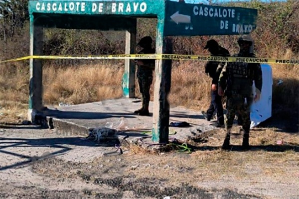 Un hombre sin vida es atado a columna de una parada de autobús en Chiautla de Tapia