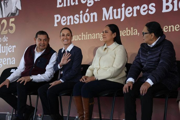 Claudia Sheinbaum entrega 556 nuevas tarjetas del Banco del Bienestar de la Pensión Mujeres Bienestar en Huauchinango, Puebla